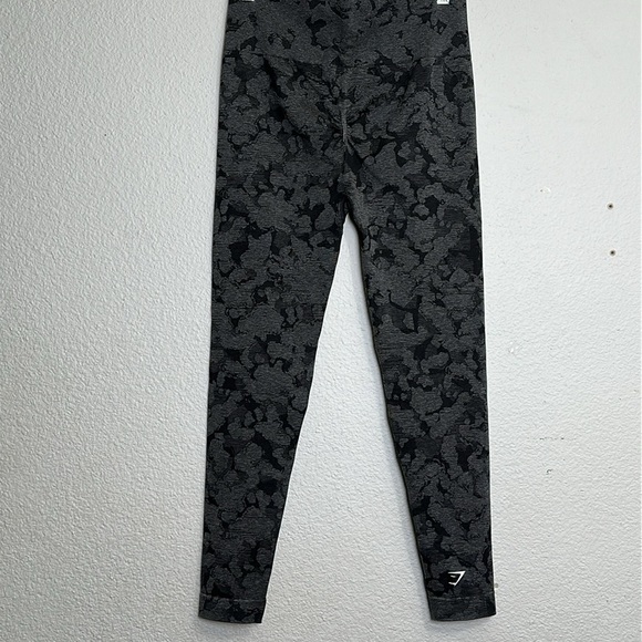 Gymshark Womens XLarge Black Crop Top and Camo Seamless Leggings Activewear - Picture 13 of 15
